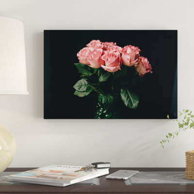 «Pink Roses on Black I» par Chelsea Victoria - reproduction d'art sur toile tendue sur châssis
