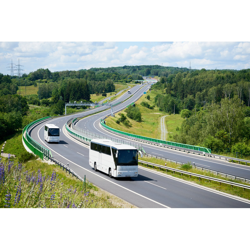 White Buses on Highway - Photographie sur toile tendue, H 12 po x l 18 po