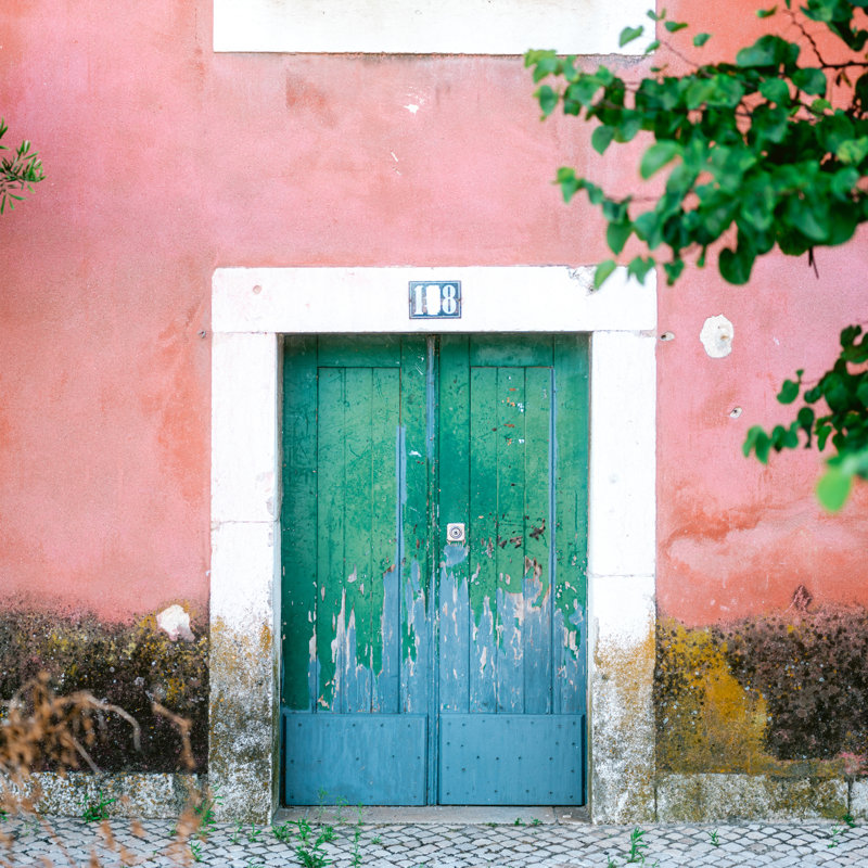 «Colorful Door In Lisbon Portugal», reproduction encadrée sur papier par Raisazwart, Oui, H 36 po x l 36 po