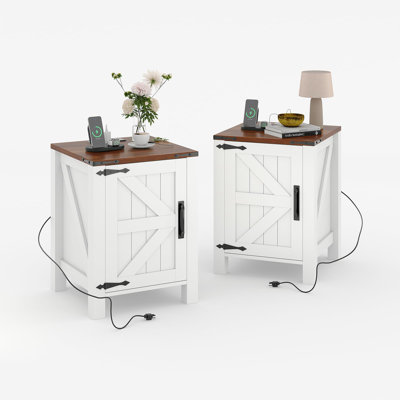 Table de chevet Farmhouse, ensemble de 2 avec station de charge USB, table de chevet rustique avec porte de grange coulissante et tablette réglable, table de bout à deux niveaux de 18 pouces pour le salon de la chambre à coucher