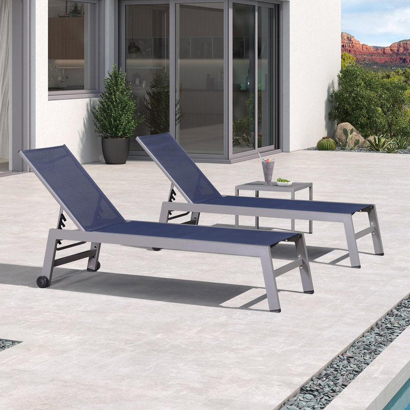 Chaise longue d'extérieur Ebern Designs avec roues faciles à déplacer par un cadre en aluminium gris clair pour la plage