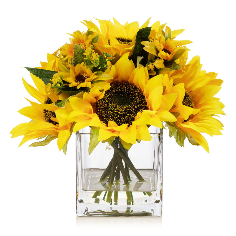Arrangement de tournesols dans un vase en verre