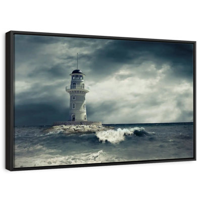 Phare sous les nuages de la tempête