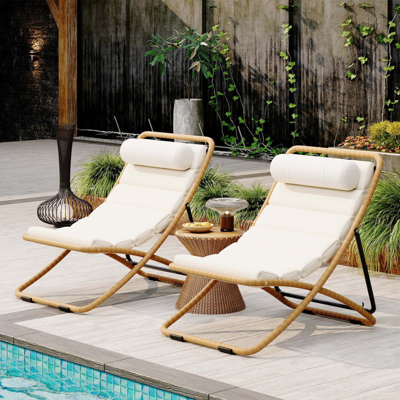 Chaises pliantes d'extérieur à dossier réglable 2 pièces, structure enveloppée de rotin avec coussin épais et appui-tête amovible, jaune, pour la piscine, la plage, la cour et le camping