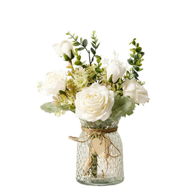 Arrangement floral rose en soie artificielle dans un vase blanc pour la décoration de table de salle à manger