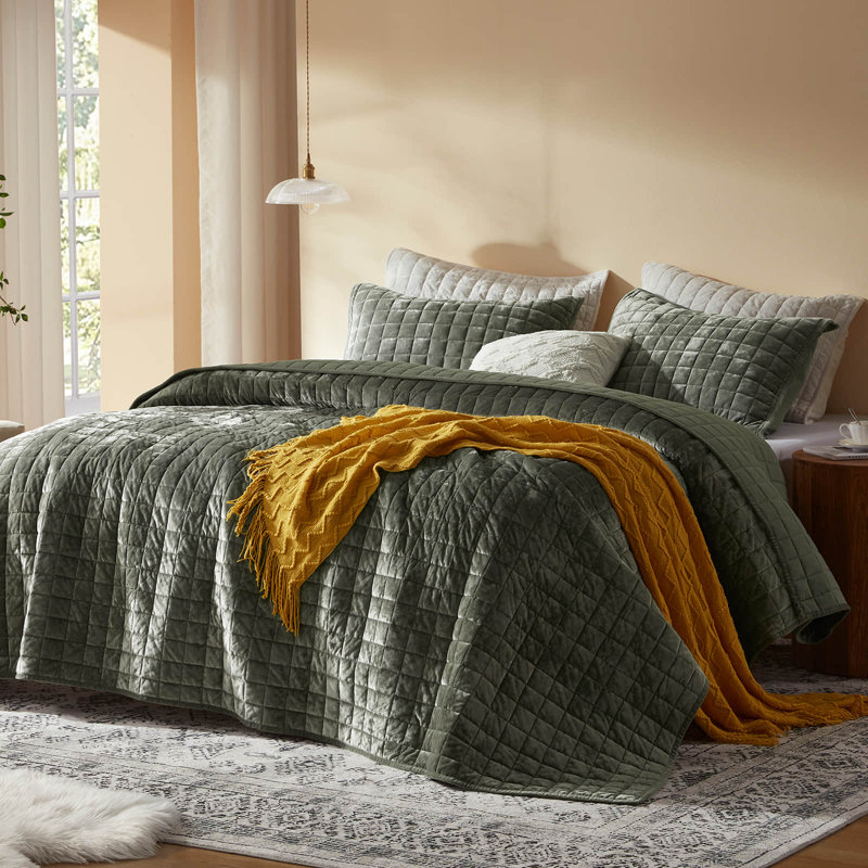 3-Piece Velvet Quilt Queen Size - Lightweight Comforter & 2 Pillow Shams, Olive Green Checkered Pattern, Oversized 118x106 Inches, All-Season Bed Cover
