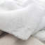 Tapis blanc en fausse fourrure de couleur unie Fidenzia-50322294