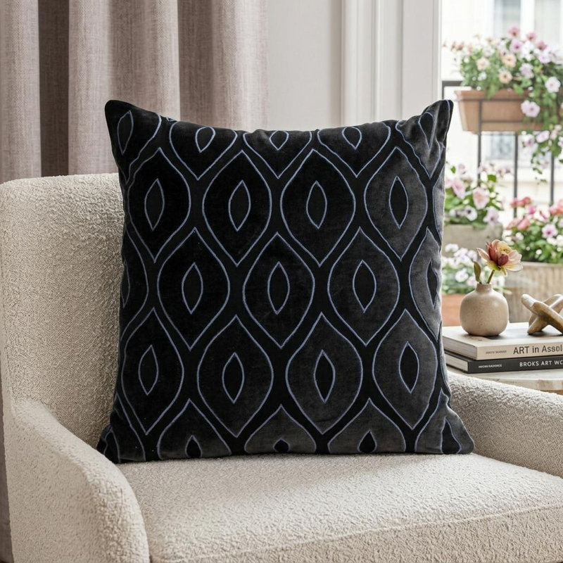Coussin décoratif en coton 22 po avec broderie et appliques 22 po Ogee