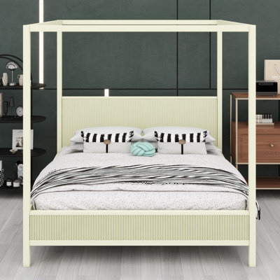 Contemporary Canopy Bed Highlighting an Integrated Slat Foundation and a Stylish Overhead Structure