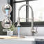 Robinet de cuisine rétractable à poignée simple avec accessoires