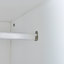 Lit escamotable avec tablettes ouvertes et tiroirs de rangement