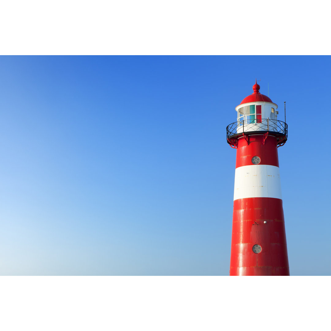 Roter und weißer Leuchtturm von Sara_winter - Kunstdrucke auf Leinwand ohne Rahmen