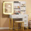 Grand meuble-lavabo de 57 po avec miroir et lumières, coiffeuse de maquillage avec station de charge, 3 modes d'éclairage, ensemble de meuble-lavabo élégant avec 4 tiroirs et tablettes, tabouret rembourré-656210024
