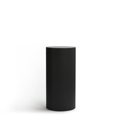 Colonne en bois aggloméré noir déchiré