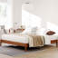 Structure de lit plateforme en bois massif d'acacia Jaxson Modern, pieds de lit courbés exclusifs, sans tête de lit, capacité de poids de 800 lb, aucun sommier requis-1391913502-1391913496