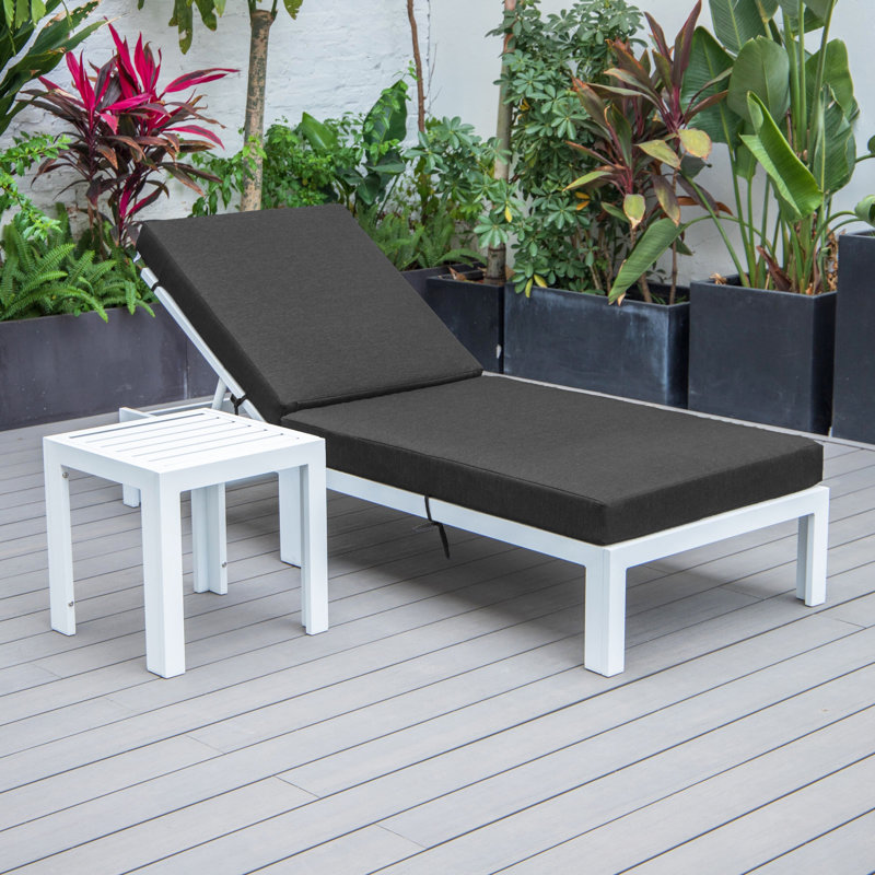 Chaise longue d'extérieur blanche avec table d'appoint et coussins Leisuremod Chelsea, Blanc / Blanc, Noir