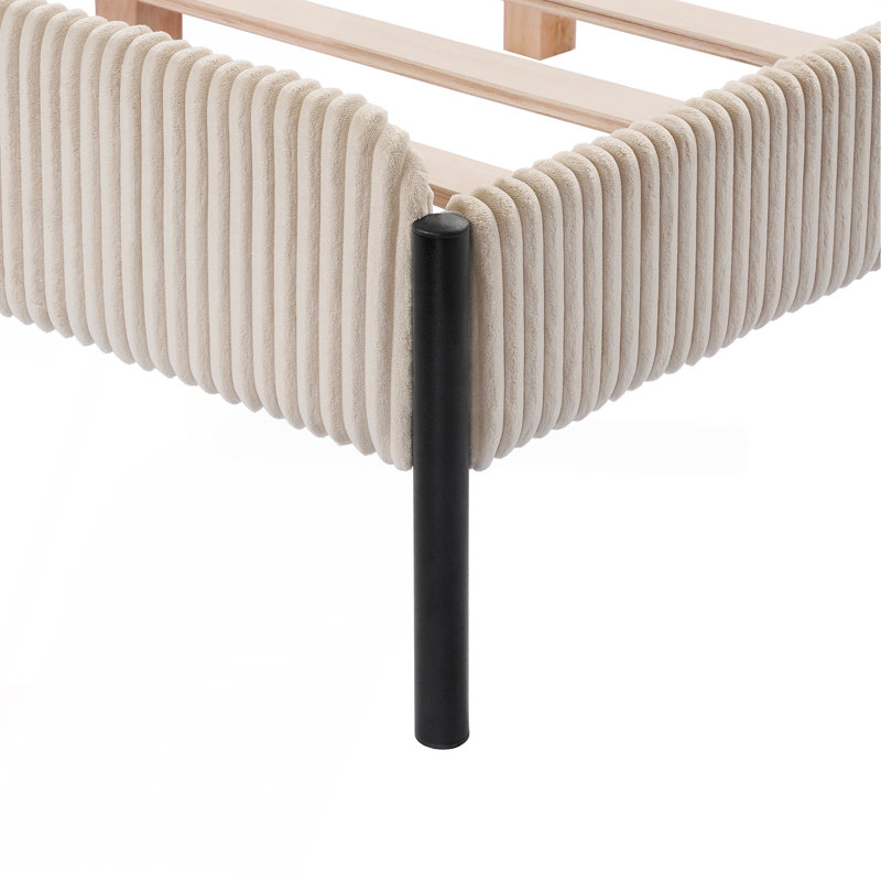 Lit rembourré avec pieds en métal, Crème
