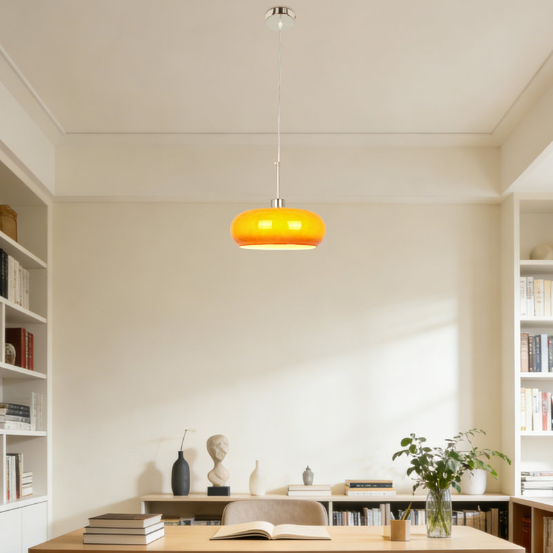 Luminaire suspendu orange à une lumière