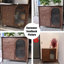 Armoire de rangement simple en bois massif avec salon simple contre le mur