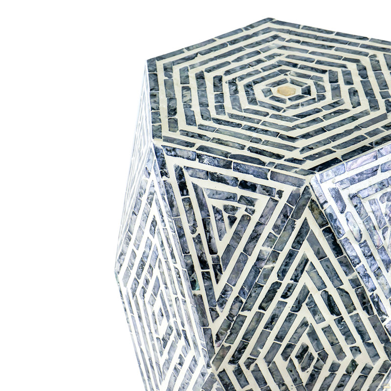 16 x 14 x 18 po, tabourets de jardin hexagonaux, table d'appoint unique Capiz, noir / blanc