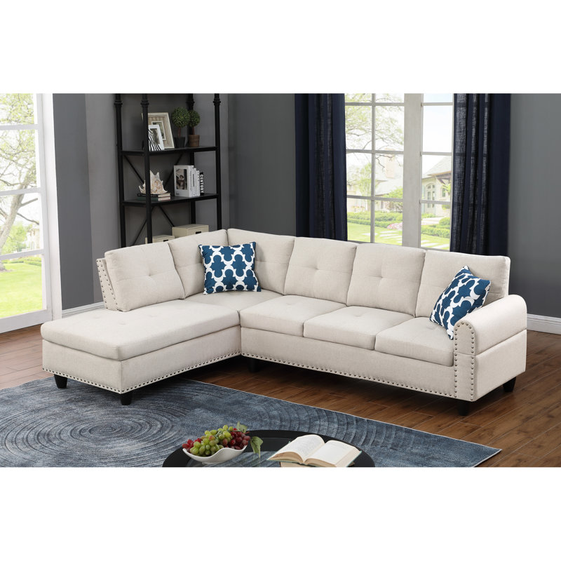 Canapé modulaire en L 3 pièces beige, pouvant accueillir quatre personnes confortablement pour le cinéma et les parties, siège central escamotable avec porte-gobelets, espace de rangement pour coussins décoratifs, pieds à profil bas, solide et d'ingénierie