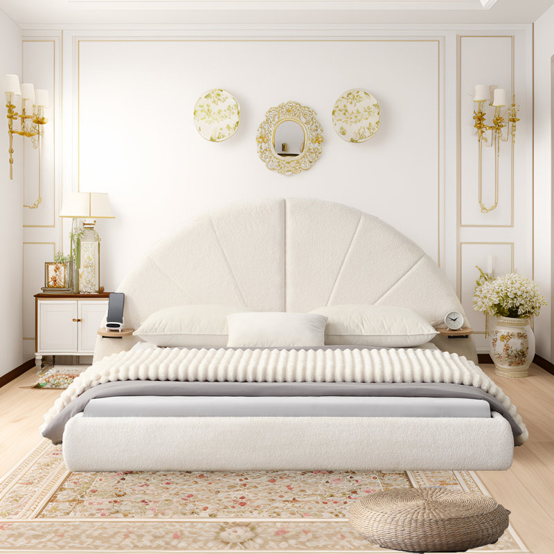 Grand lit plateforme tapissier grand avec table d'appoint arquée Boucle