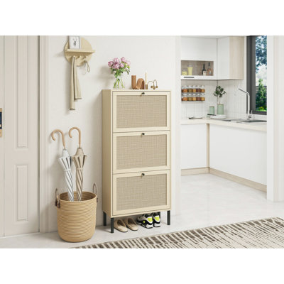 Porte-chaussures autoportant à 3 portes, armoire de rangement moderne pour le vestibule, capacité de charge de 44 lb, surface d'ingénierie résistante au soleil, surface fine, 2 compartiments / couche, poignée noire, base en métal texturé mat, housse