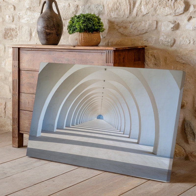 Toile Un couloir architectural serein et minimaliste avec une série d'art mural aux arches blanches élégamment courbées créant un art mural sur toile rythmique