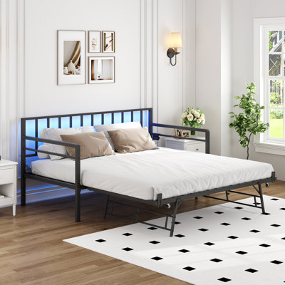 Lit de jour simple avec lumières à DEL RVB et station de charge, cadre de lit de jour réglable en hauteur avec lit gigogne, cadre de canapé-lit en métal polyvalent pour chambre à coucher, salon, chambre d'amis, noir