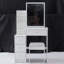 Petit meuble-lavabo à gauche avec tabouret rembourré-852836324