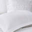 Édredon en microfibre 5 pièces pour très grand lit, blanc, présentant le très grand lit à volants Grace en microfibre blanche