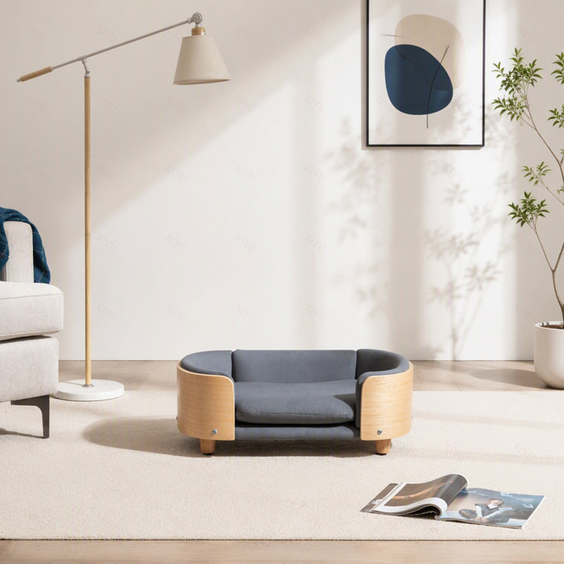Lit pour chien surélevé de style scandinave avec pattes en bois massif et dossier en bois courbé, coussin en velours