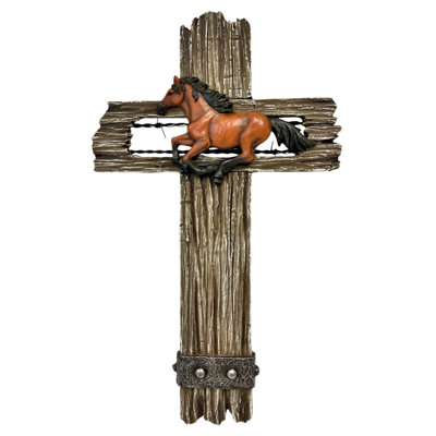 Polyrésine, cheval brun sur une fausse clôture en bois vieilli, décoré d'une croix murale