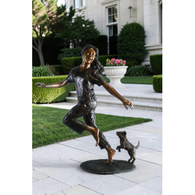 Sculpture joyeuse fille aux pieds nus qui court avec un chiot en bronze 49 po x 16 po x H 51 po