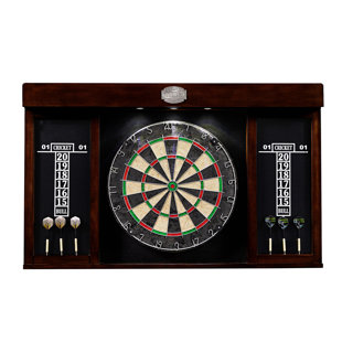 Jeu de fléchettes et armoire avec fléchettes