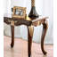 Table de bout de style traditionnel avec pieds incurvés, détails sculptés, détails dorés et structure en bois massif au fini tabac riche