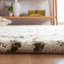 Tapis en laine et coton ivoire et vert à motif géométrique touffeté à la main Benyam-652277907