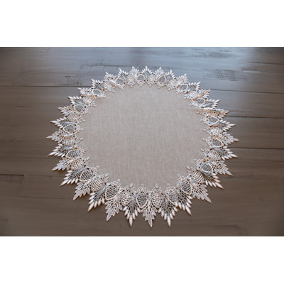 Grand napperon en dentelle argentée sur fond argenté Earth Tone (dessus de table rond de 24 po)