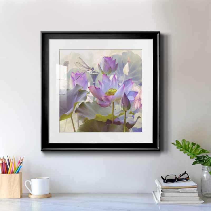 Lotus Sanctuary II - reproduction encadrée de qualité supérieure - prête à être accrochée, H 17,5 po x l 17,5 po x P 1,5 po