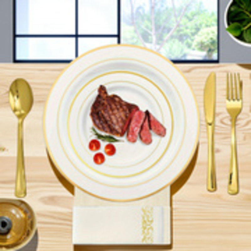 Ensemble de vaisselle jetable en or de 175 pièces pour 25 personnes. Matériau de qualité alimentaire. Option pratique à usage unique pour les fêtes, les mariages et les remises de diplômes.