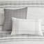Édredon en coton double. Blanc avec rayures grises contrastantes. Rempli. Jupe de lit, taies décoratives et coussins décoratifs. Lavable à la machine en taille double. Blanc / gris Tissé texturé. Édredon, facile à laver-125444807