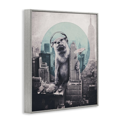 «DJ Otter» sur paysage urbain, estampe numérique, conception par Ali Gulec