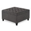 Grande table basse avec repose-pieds carré et capitonné en lin capitonné avec pieds en bois et garniture cloutée-283595133