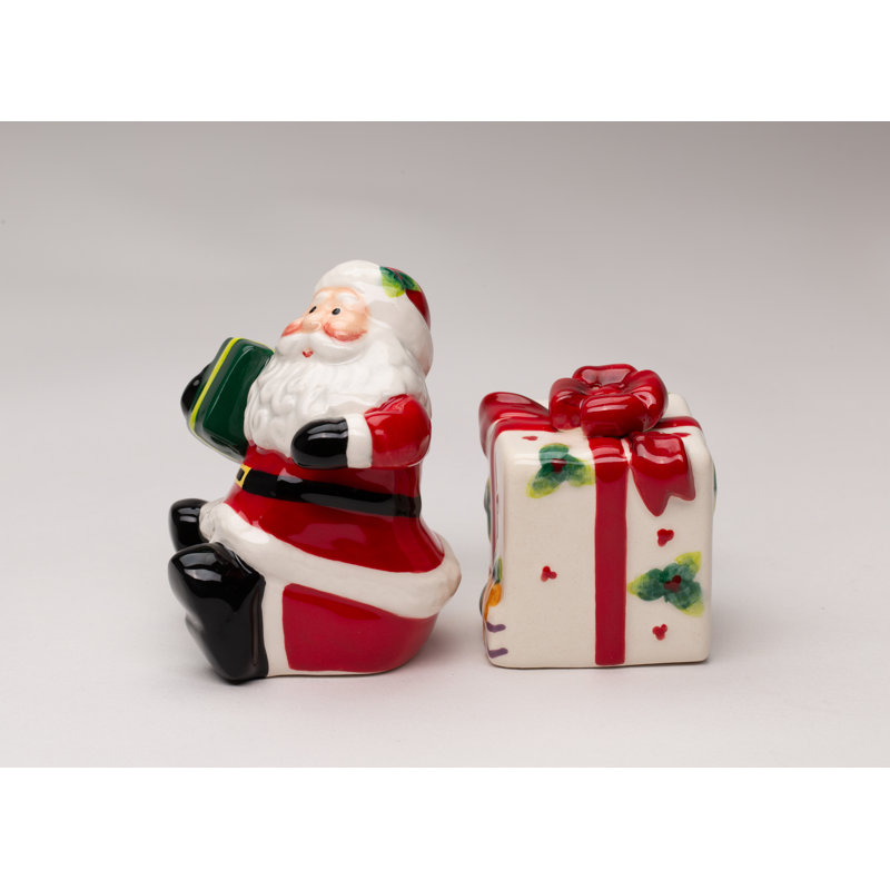 Père Noël tenant un cadeau salière et poivrière