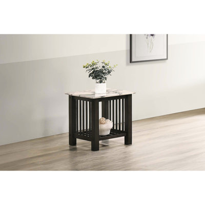 Table de bout moderne et contemporaine avec plateau en faux marbre et pieds en noyer antique