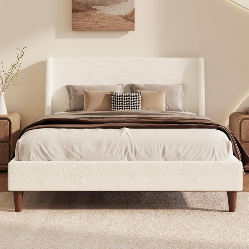 Lit plateforme tapissier blanc moderne avec tête de lit à oreilles et pieds en bois de noyer