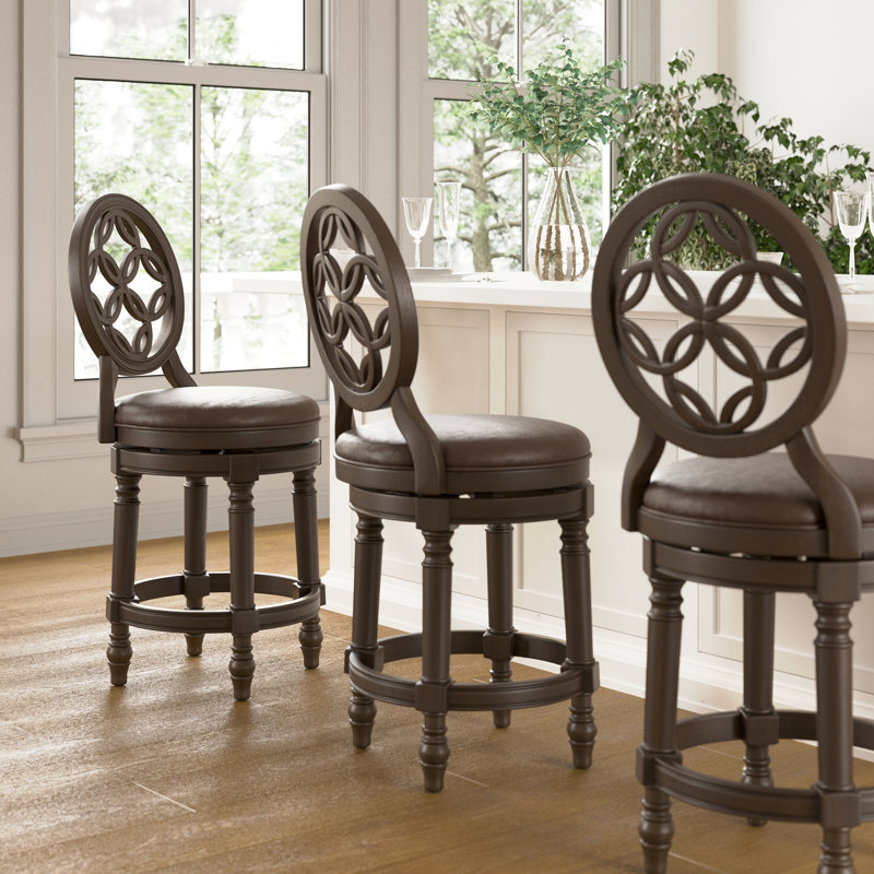 Tabouret de bar 26 po en bois au niveau du comptoir, pivotant à haut dossier, siège rond avec éléments décoratifs, retour à 180 degrés, pieds tournés, noyer riche, similicuir brun foncé, repose-pieds, facile