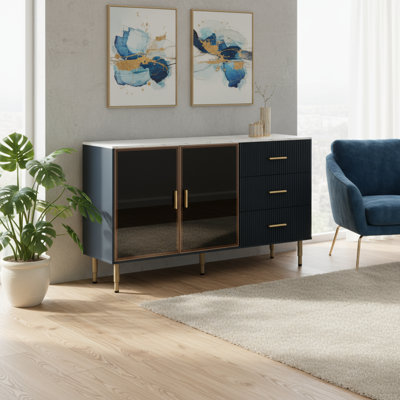 Buffet en MDF bleu marine moderne, plateau avec autocollant en marbre et porte en verre trempé jaune ambre, jumelé avec des pieds et des poignées en métal doré, une texture riche et élégante.