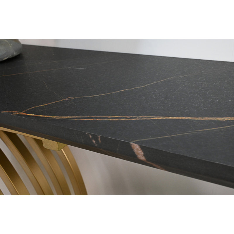 Console décorative au design luxueux noir et or clair, surface résistante aux égratignures et profil mince compact pour les vestibules modernes.