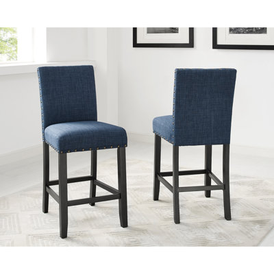2 tabourets de comptoir bleus. Matériau en bois franc. Garniture cloutée. Revêtement en tissu. Finition. Nettoyage des taches recommandé pour les chaises à hauteur. Cadre. Tissu. de couleur offerts